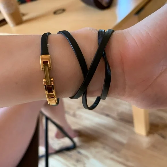 Wraparound Gucci Watch display picture 1